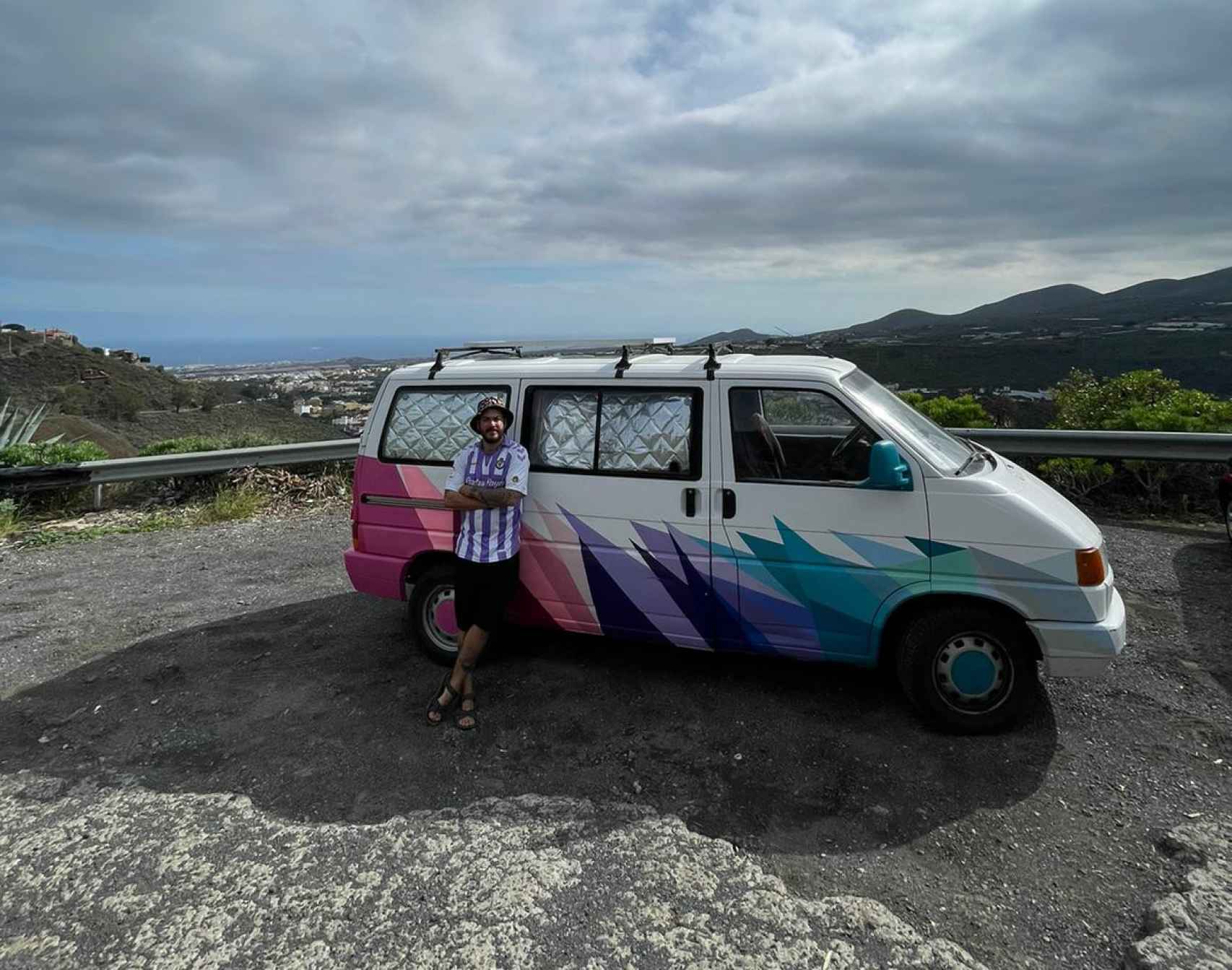 Santiago con su furgoneta convertida en camper en Gran Canaria