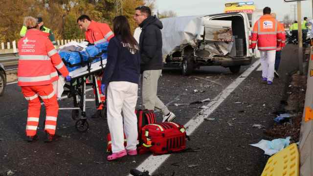 Los servicios sanitarios atendiendo a la mujer herida tras el choque entre un turismo y una furgoneta