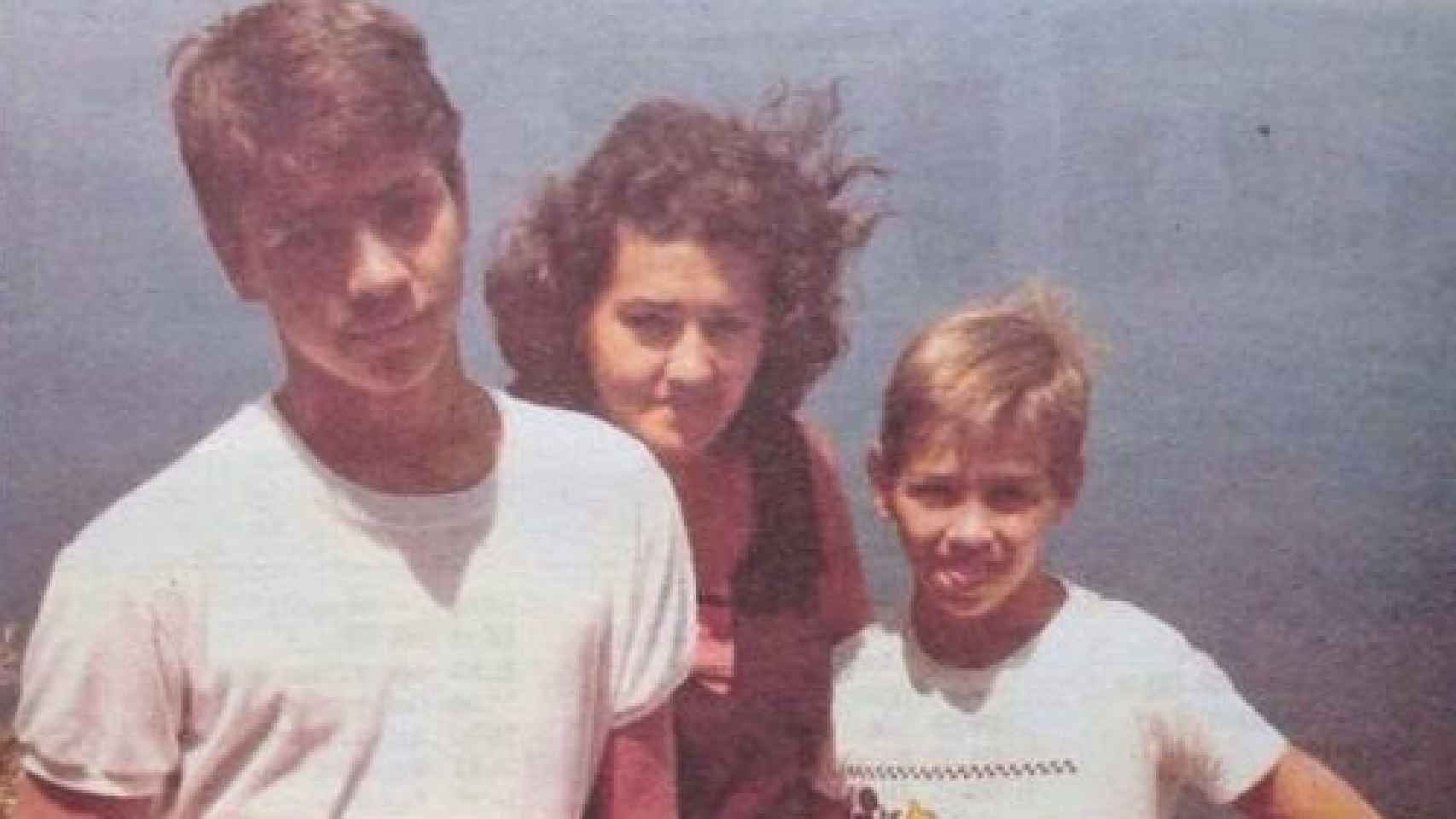 Pedro Sánchez, su madre y su hermano, David.