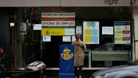Mujer frente a una oficina de empleo (SEPE)