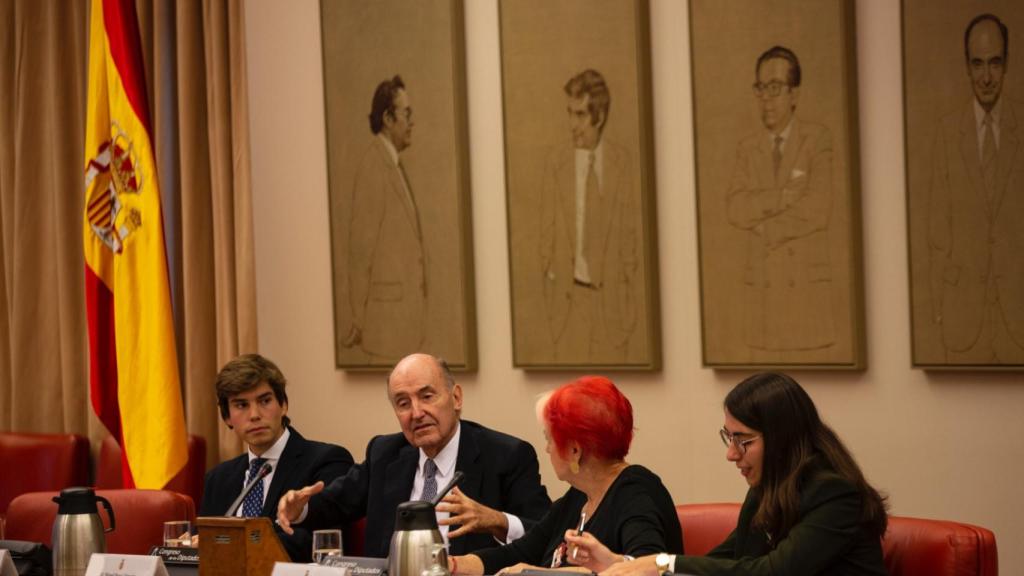 Roca, junto a Rosa María Calaf, y los dos jóvenes diputados.