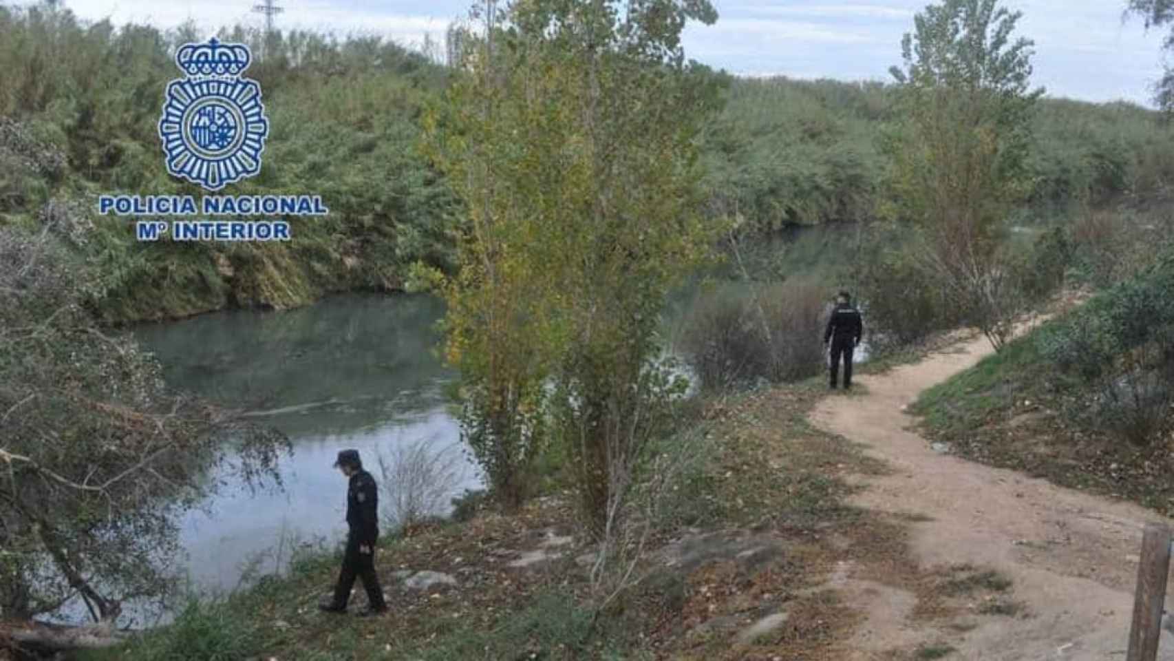 Unos policías nacionales haciendo batidas en las inmediaciones del río Júcar.