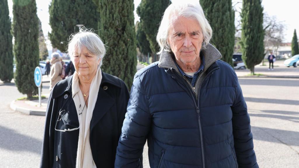 Manolo Velasco junto a su esposa, María José Díez, en el funeral de su hermana, Concha.