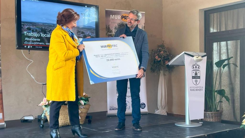 La alcaldesa de Guadamur, Sagrario Gutiérrez  recibiendo el premio de manos de Ángel Cano, director de Murprotec en Castilla la Mancha.