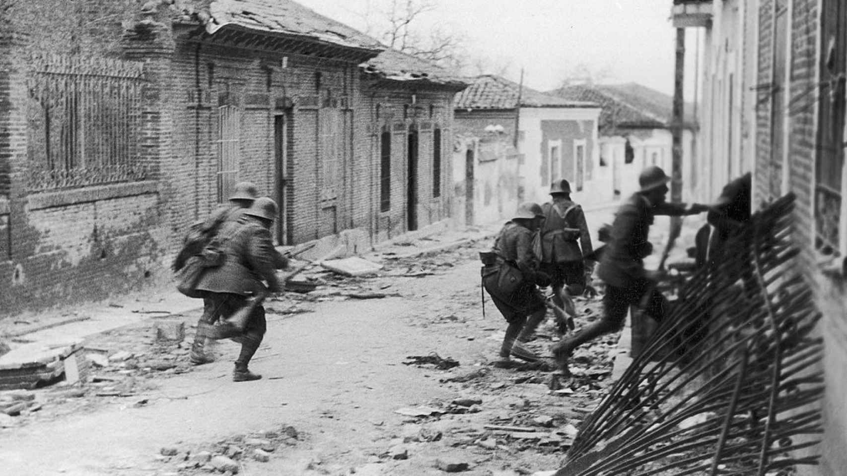Soldados franquistas en los arrabales de Madrid en marzo de 1937