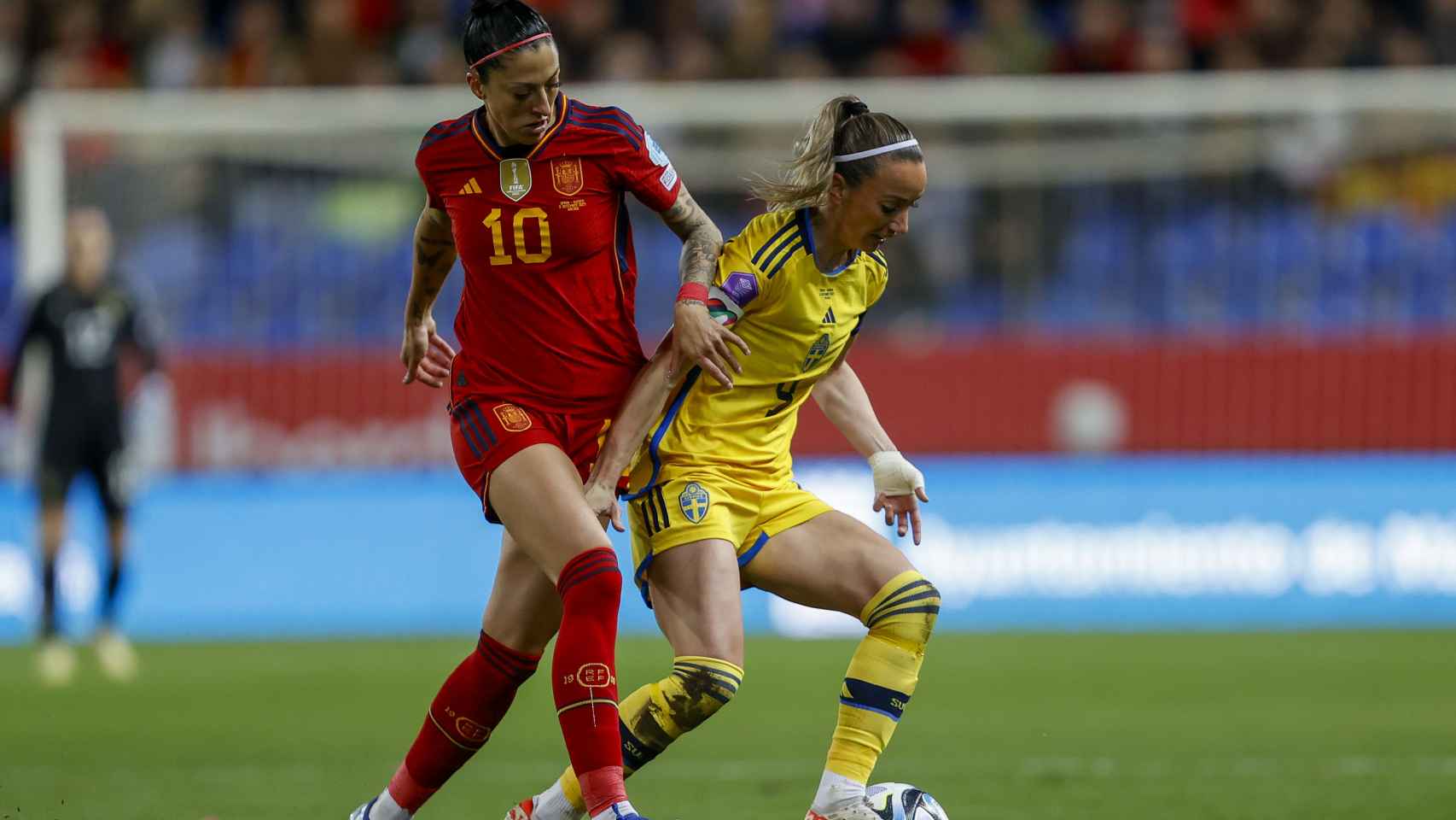 Jenni Hermoso pelea un balón con Asllani en el España - Suecia.