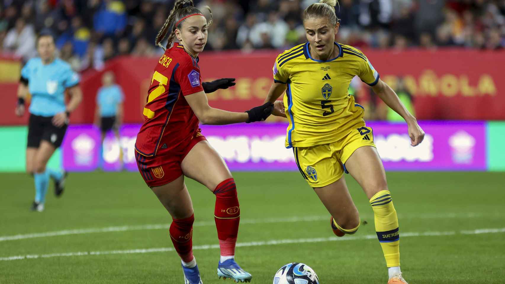 Athenea disputa un balón con Nilden en el España - Suecia.