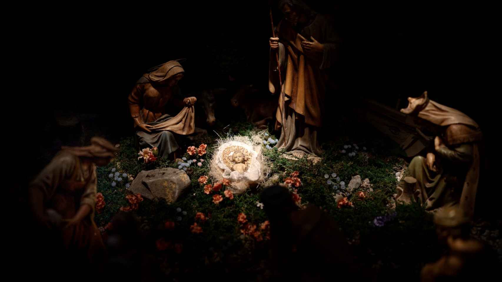 El portal con el niño Jesús del belén municipal de Málaga.