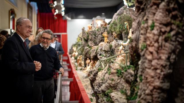 Un momento de la inauguración del belén municipal con el alcalde de Málaga, Francisco de la Torre.