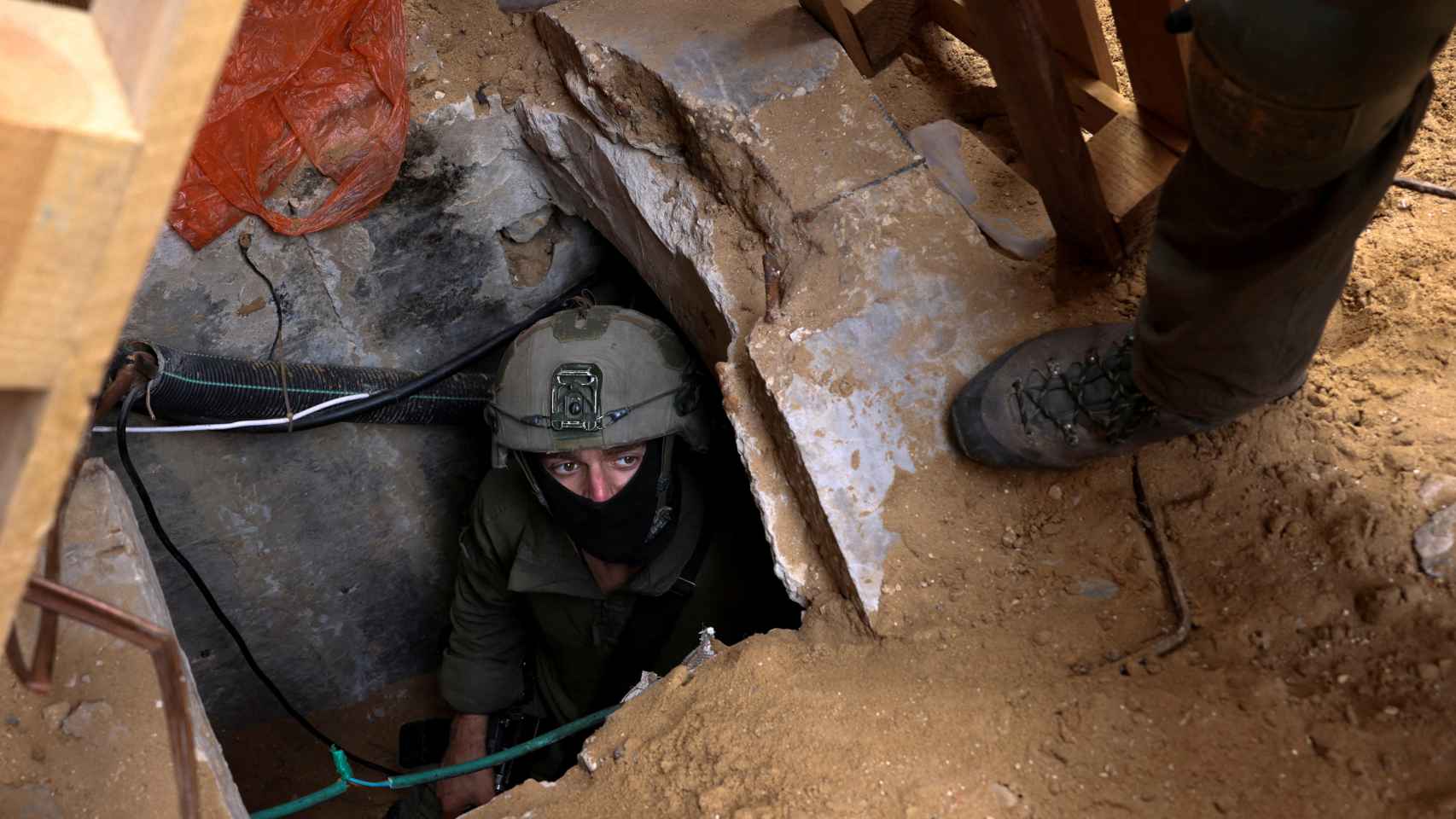 Un soldado israelí sale de uno de los túneles de Hamás en el norte de Gaza.
