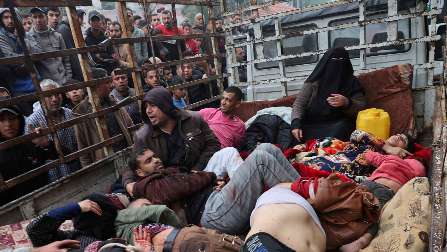 Palestinos heridos son trasladados de urgencia al hospital Nasser, en Jan Yunis.