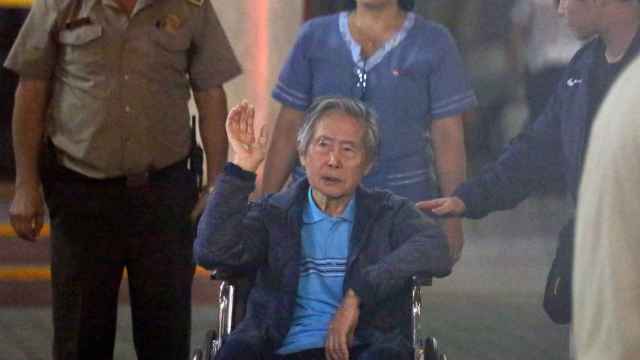 El expresidente peruano, Alberto Fujimori, saliendo del hospital.