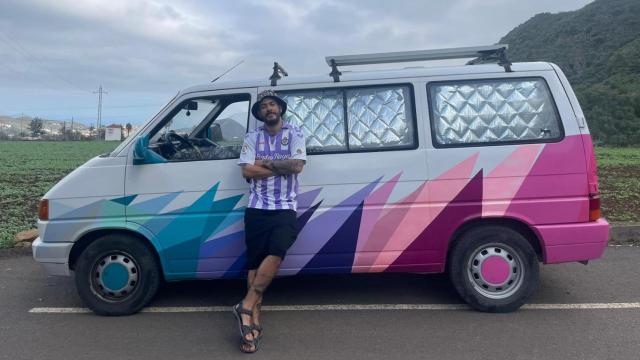 Santiago con su furgoneta convertida en camper en Gran Canaria.