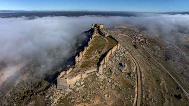 Una imagen del Castillo de Gormaz en un día de niebla