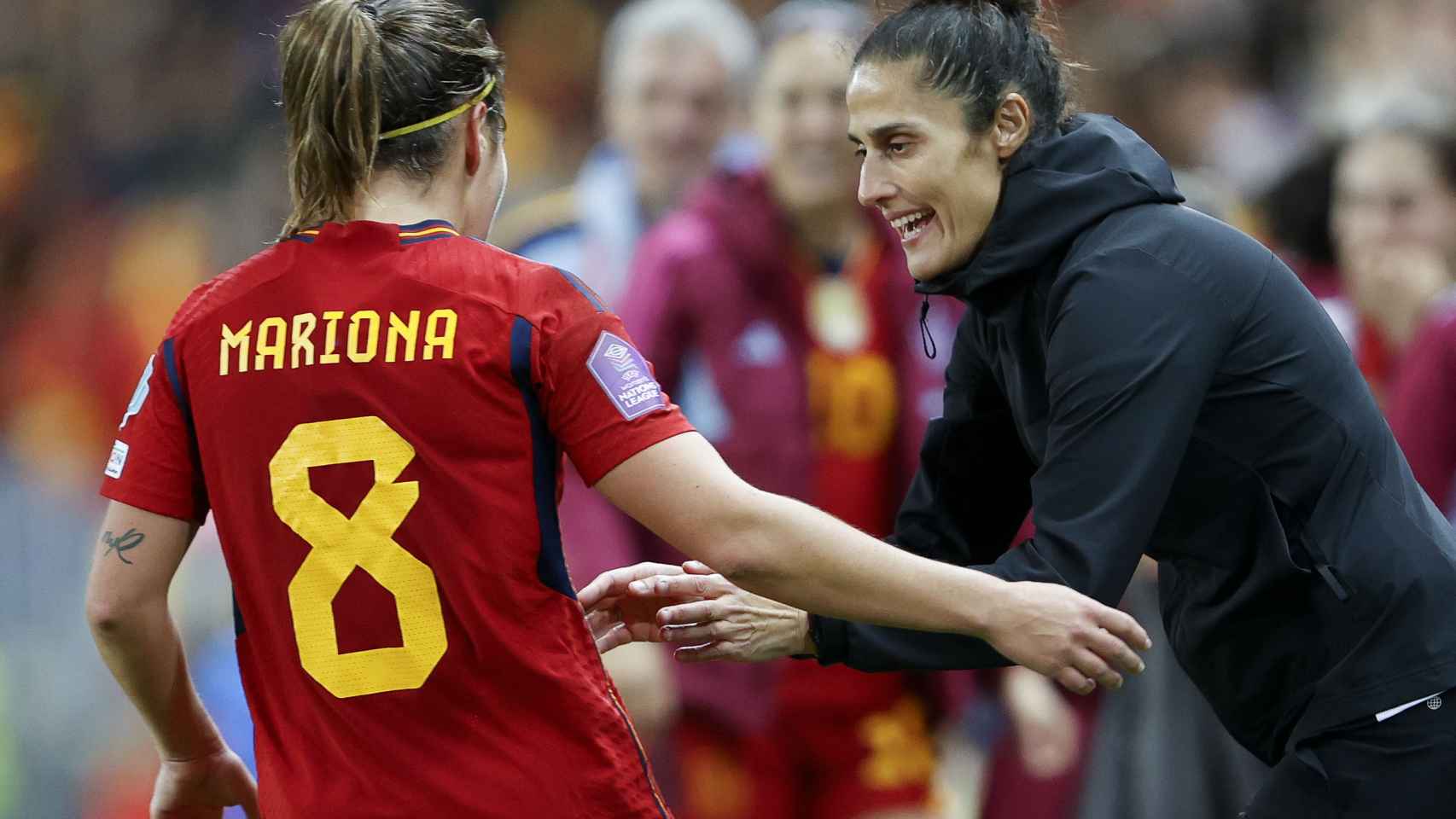 Montse Tomé felicita a Mariona Caldentey tras uno de sus goles.