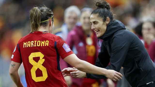 Montse Tomé felicita a Mariona Caldentey tras uno de sus goles.