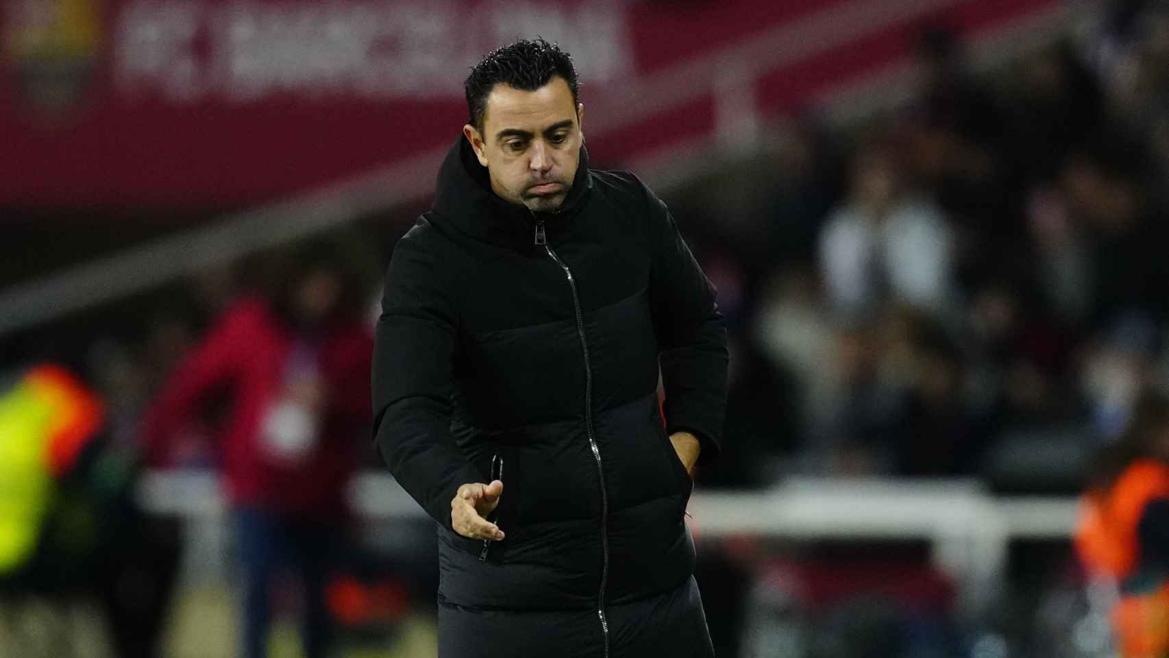 Xavi se lamenta durante un partido del Barça.