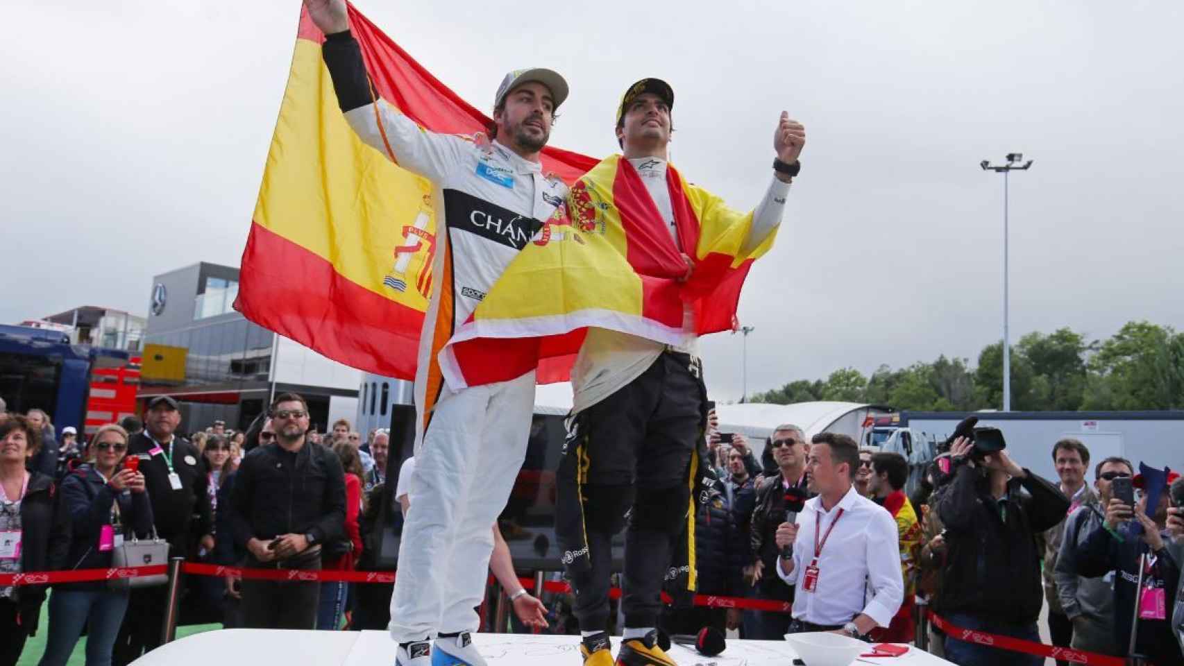 Fernando Alonso y Carlos Sainz, durante el GP de España de F1 2018