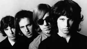 Jim Morrison (primero por la derecha) en una foto promocional con los Doors