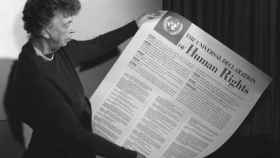 Eleanor Roosevelt sostiene un cartel de la Declaración Universal de los Derechos Humanos (en inglés), Lake Success, Nueva York. Noviembre de 1949.