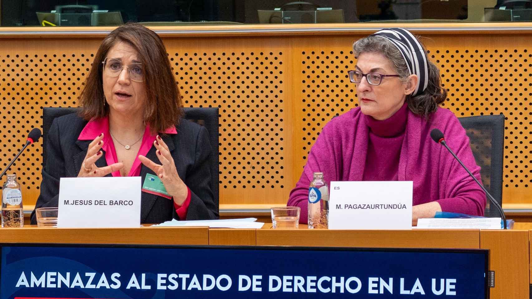 La presidenta de la APM, María Jesús del Barco, y la eurodiputada liberal Maite Pagaza.