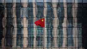 Bandera de China en la sede de un banco comercial en el distrito financiero.