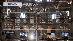 La cotización de BBVA en una pantalla del Palacio de la Bolsa de Madrid.