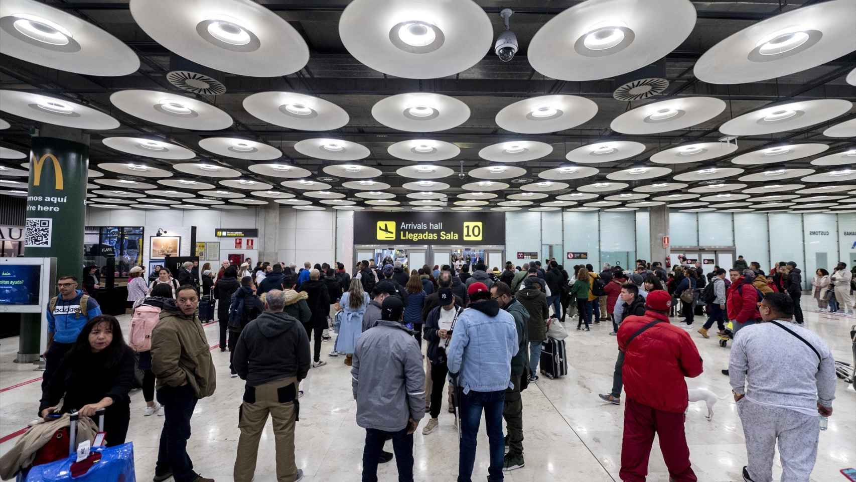 Personas en las instalaciones Aeropuerto Adolfo Suárez-Madrid Barajas