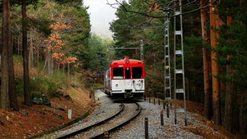 Conoce el tren que te lleva a conocer los lugares más bonitos de la Sierra de Madrid.