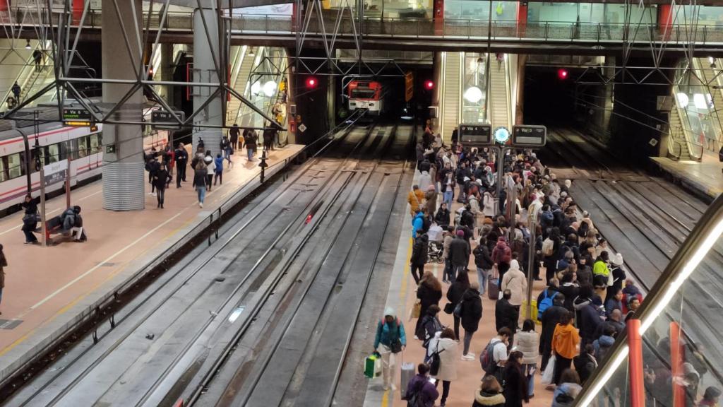 Pasajeros esperando en las vías 3 y 4 de Atocha.