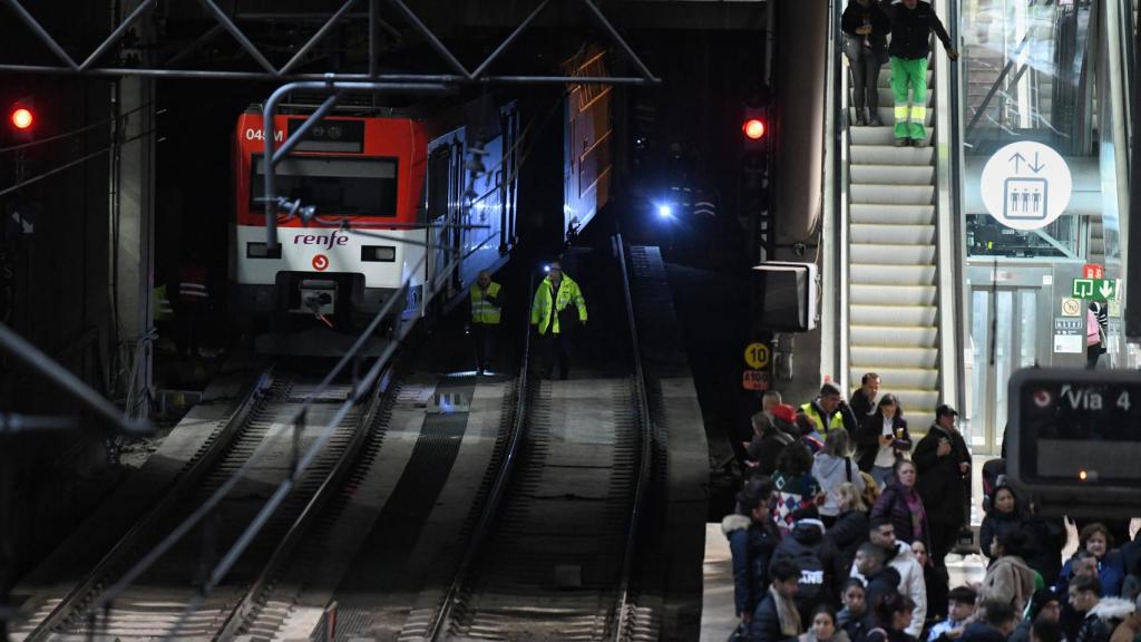 Tren descarrilado en la estación de Atocha.