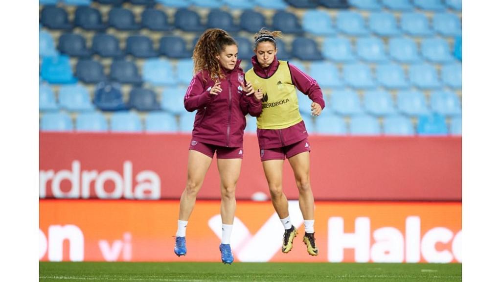 Aitana Bonmatí se entrena en el estadio de La Rosaleda.