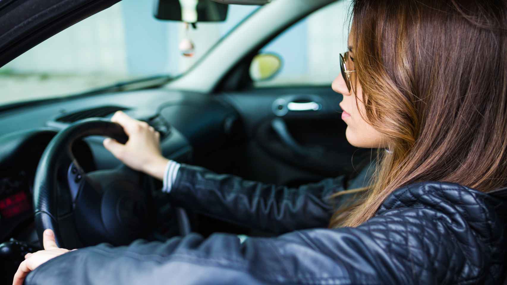 Mujer conductora al volante de un vehículo.