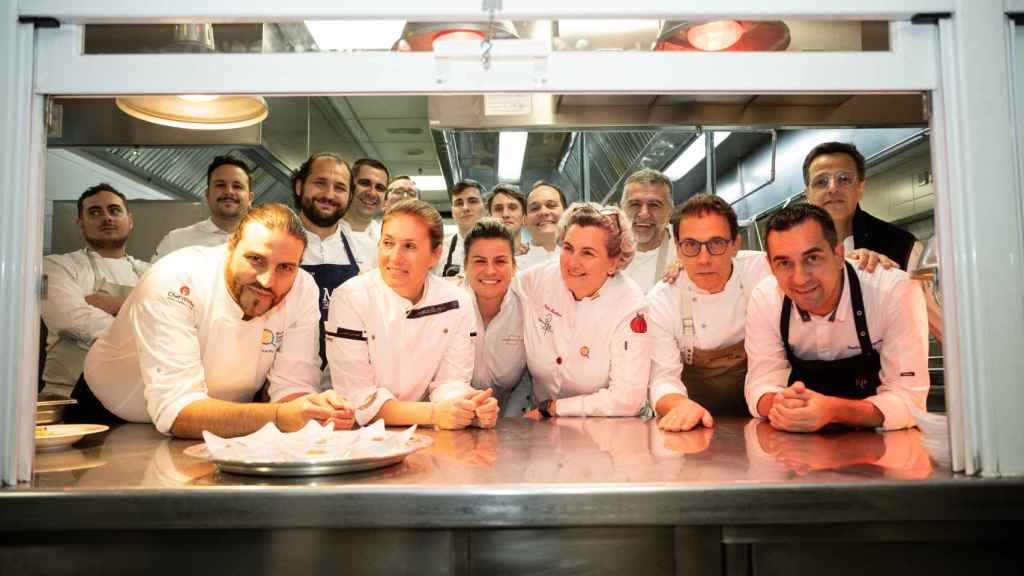 Los chefs de la velada posando en la cocina.