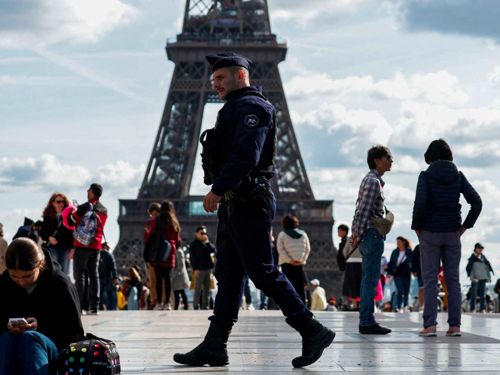 Un policía patrulla las inmediaciones de la Torre Eiffel en París.