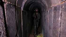 Soldado israelí en uno de los túneles subterráneos de Hamás.