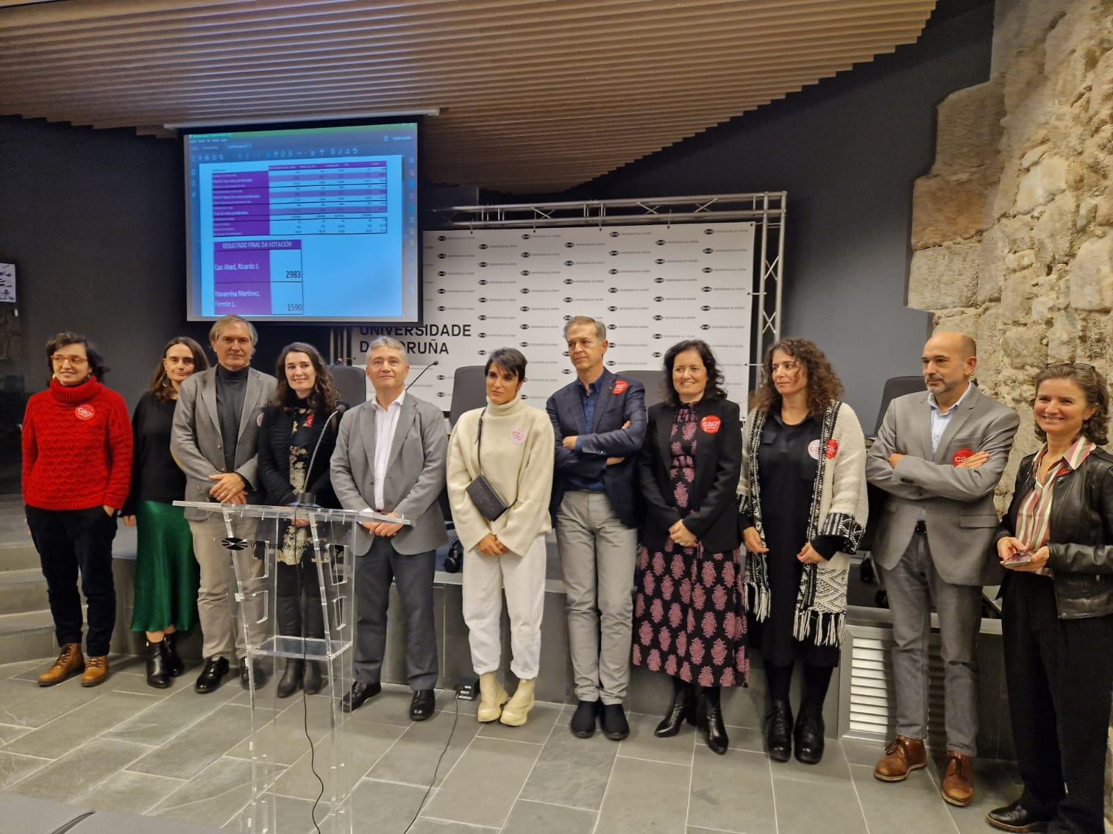 Ricardo Cao junto a su equipo tras conocerse el resultado de la votación (UDC).