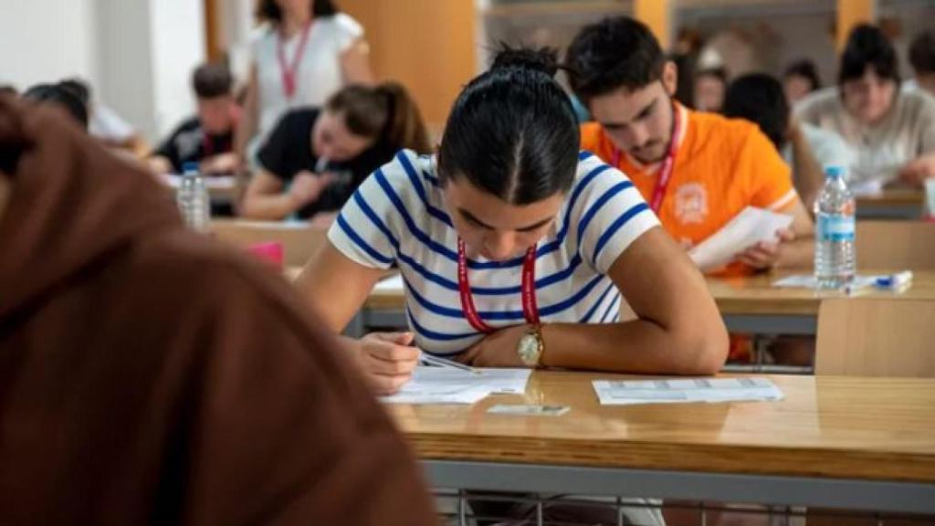 Alumnos en una clase, en una imagen de archivo.