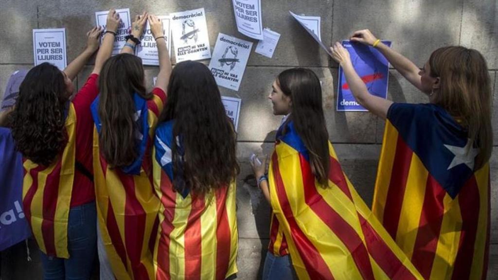 Niñas con banderas 'esteladas' en la espalda.