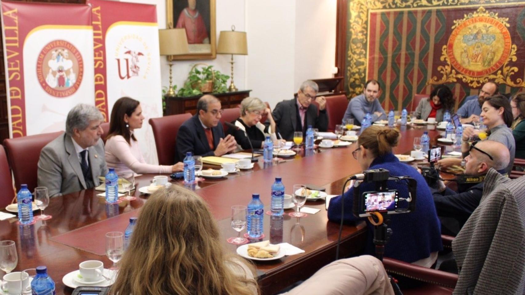 El gobierno de la Universidad de Sevilla durante el desayuno celebrado este martes.