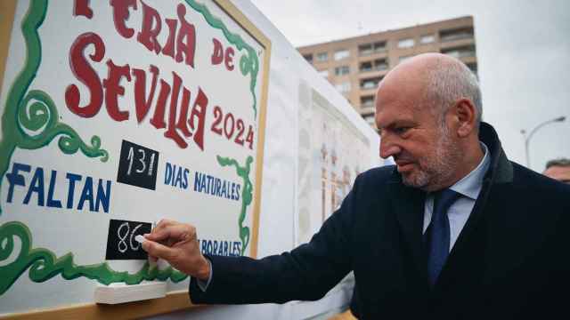 El delegado de Fiestas Mayores, Manuel Alés, actualiza la cuenta atrás hasta la Feria de 2024.