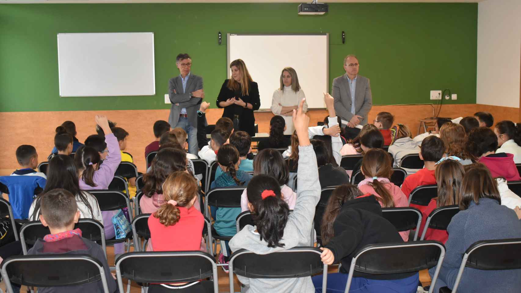 La delegada territorial de la Junta en Valladolid, Raquel Alonso, visita a los alumnos del colegio de Cigales