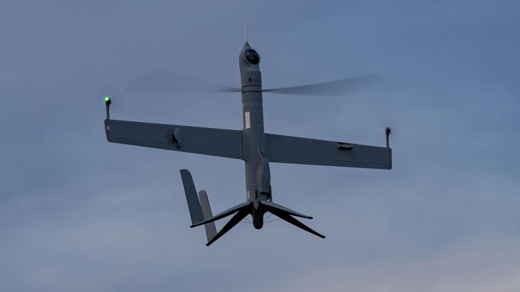 Dron Flexrotor en su fase de ascenso, se aprecia las patas desplegadas para el lanzamiento vertical
