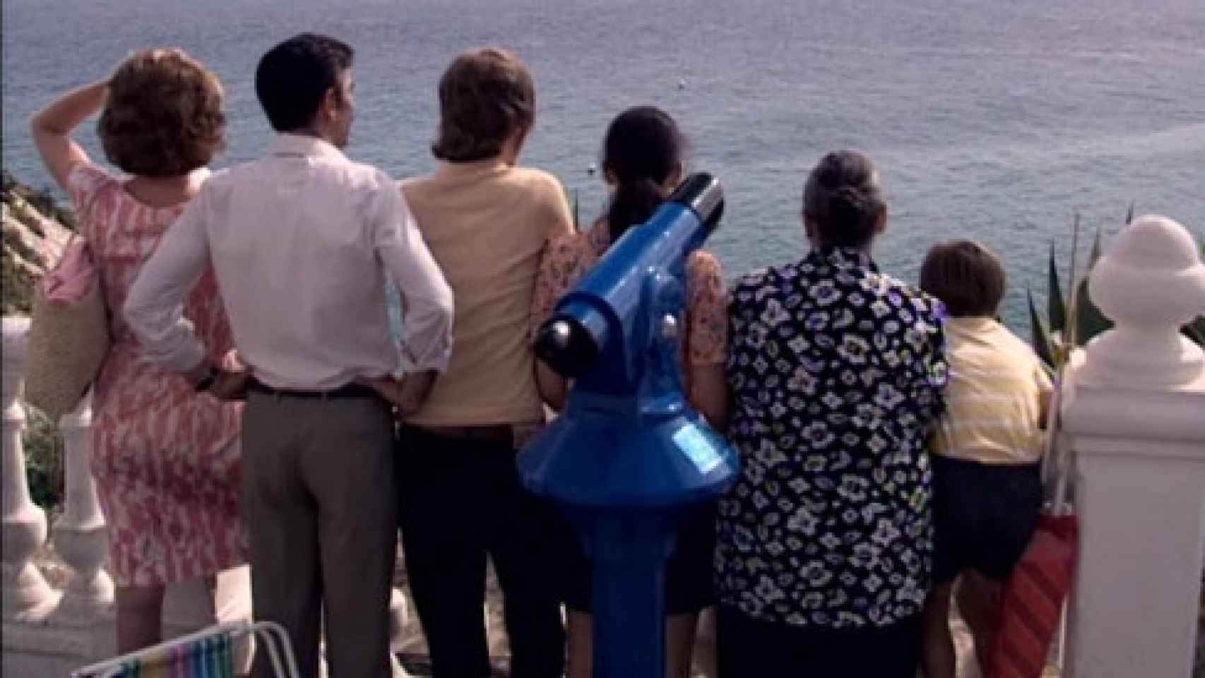 La familia ve el mar por primera vez.