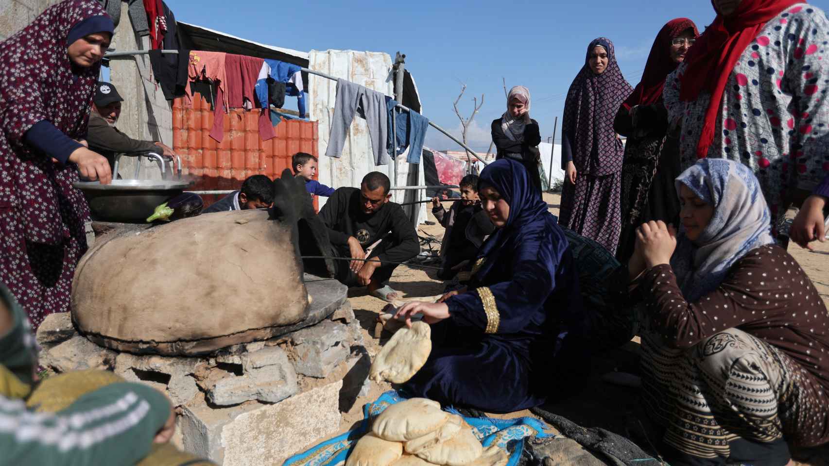 Palestinos en un campo de refugiados de Al Rafah.