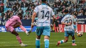Un jugador del Eldense dispara ante el Málaga.