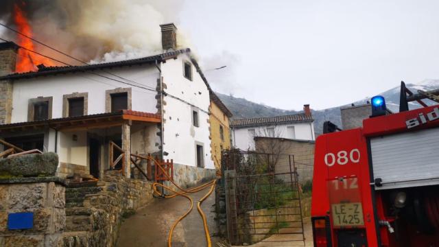 Los bomberos sofocando las llamas de una vivienda en un pueblo de León