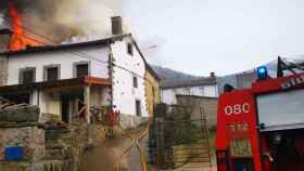 Los bomberos sofocando las llamas de una vivienda en un pueblo de León