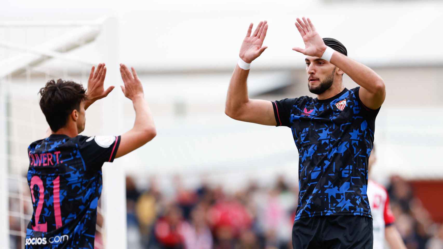 Óliver Torres y Rafa Mir celebran un gol con el Sevilla en Copa del Rey