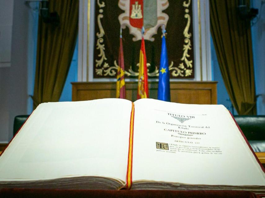 Constitución Española. Foto: cuenta oficial de Emiliano García-Page en X.